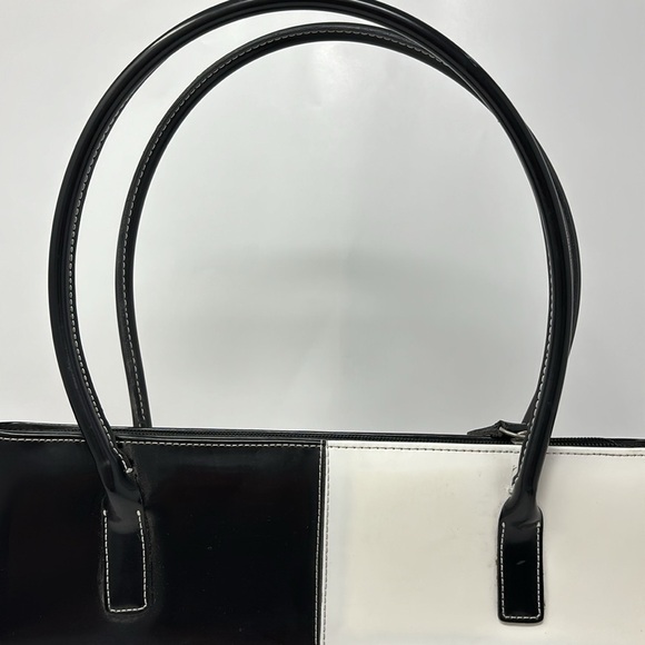 Black and white medium hard bag with side shoulder handles - Picture 3 of 9